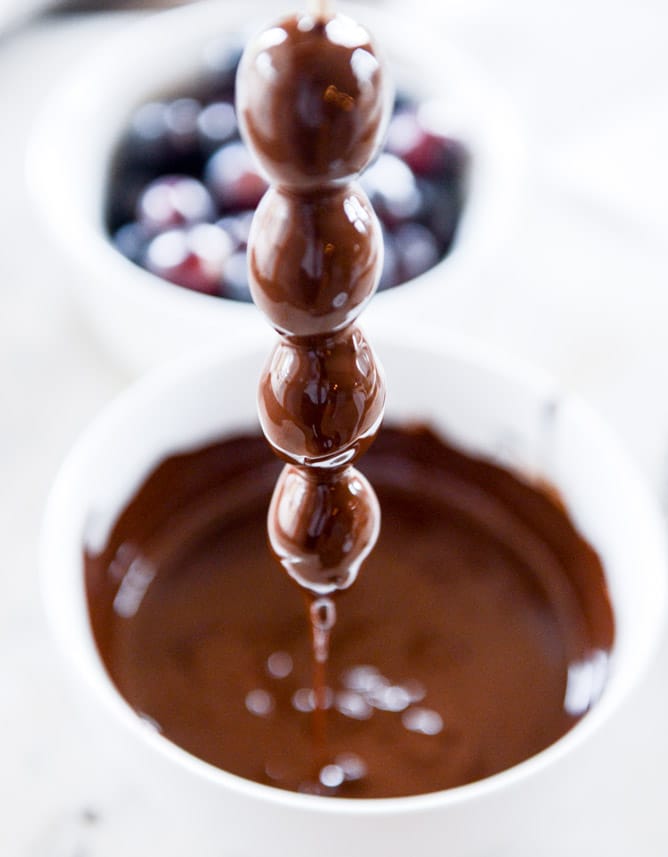 embarrassingly easy chocolate covered grape skewers I howsweeteats.com