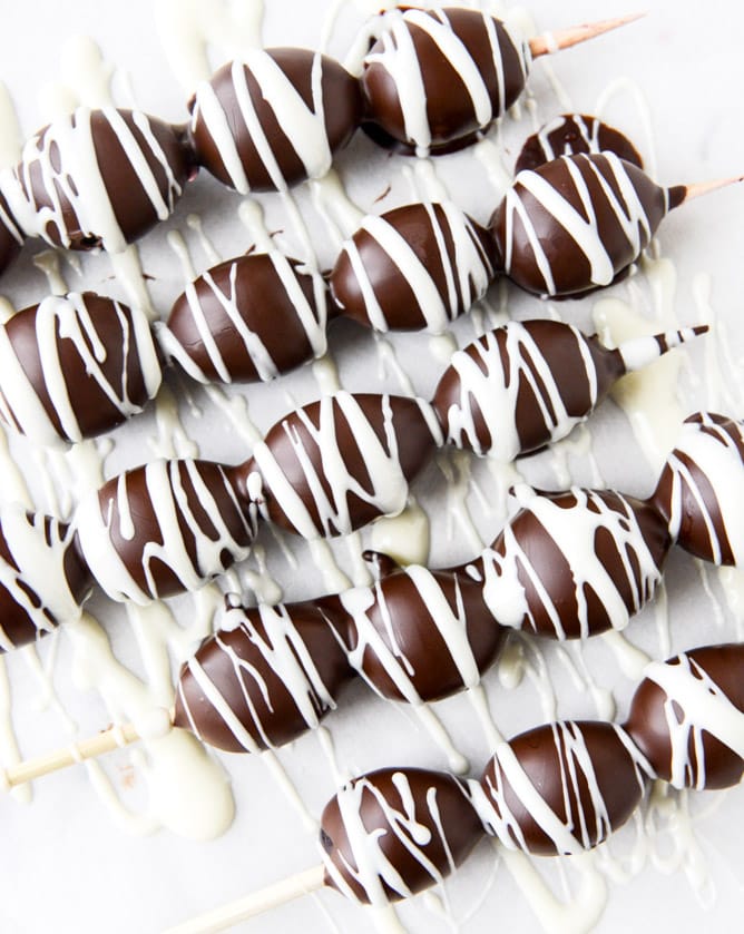 embarrassingly easy chocolate covered grape skewers I howsweeteats.com