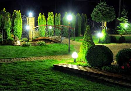 Очень украсит натургарден подсветка для растений, для чего можно использовать светильники