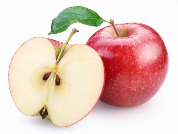 При взаимодействии с кислородом в яблоке начинается химическая реакция