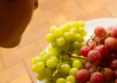 Грозди винограда со свежим и сладким ароматом на белой тарелке