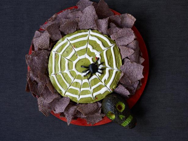 Фотография блюда - Соус гуакамоле на Хэллоуин с паутиной