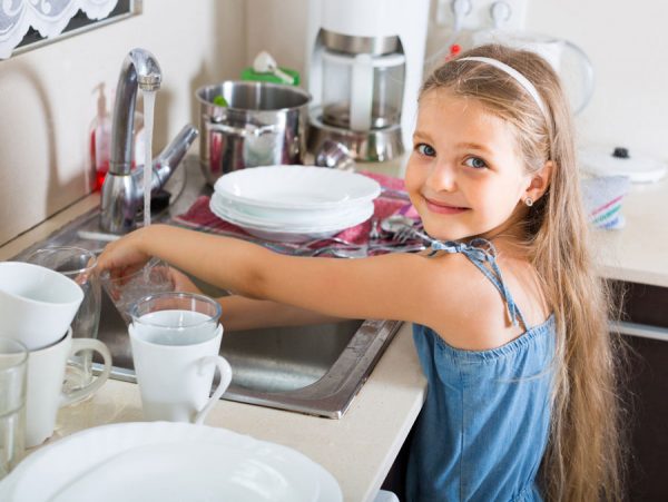 Девочка моет посуду