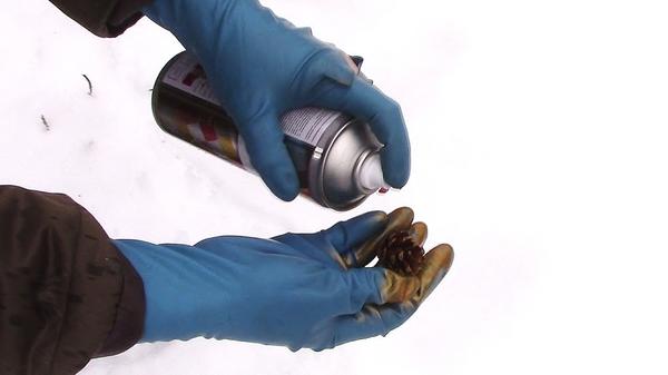 Покрываем шишки золотистой эмалью