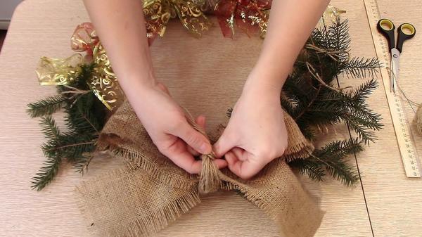 К основанию венка прикрепляем бант