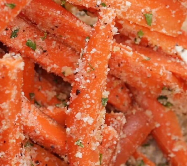 Кусочки моркови в специях и тёртом сыре