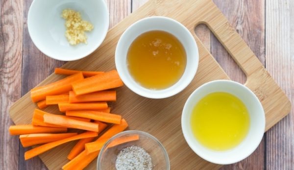 Продукты для приготовления медовой моркови в духовке