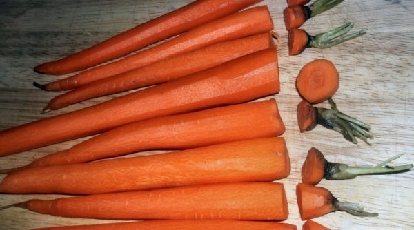 Очищенная морковь на столе