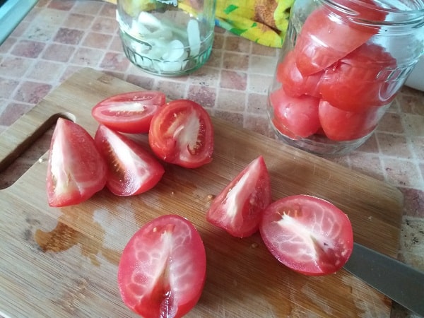 narezaem-pomidory-dolkami