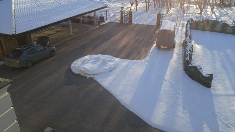 снеготаяние на дорожках и парковке