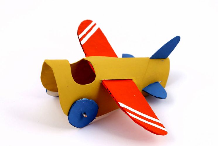 Самолетик из цветной бумаги в детский сад