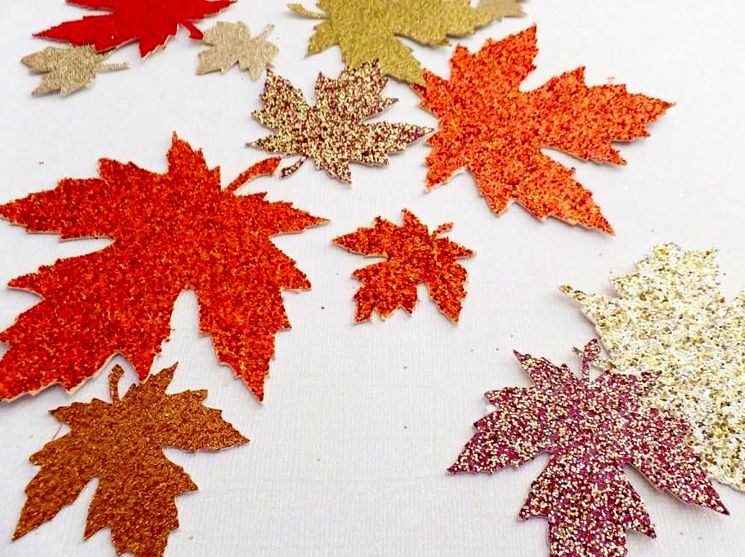 Осенние листья из блестящей бумаги в детский сад